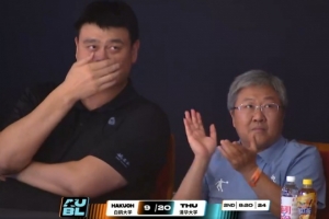 体育分析-姚明现场观战清华大学VS白鸥大学的亚洲大学生篮球联赛半决赛