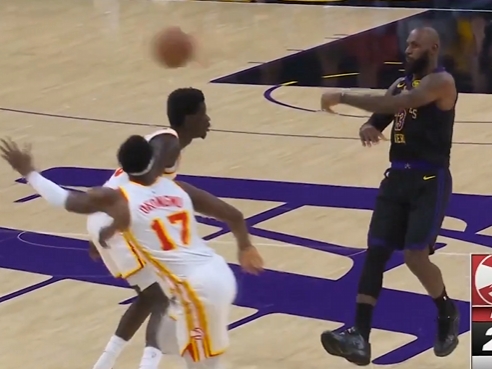 我勒个骚邦！詹姆斯左手重传直塞 范德彪转头就接到球轻松上篮