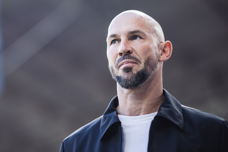 体育赛事-伊尔泽：从电工到带霍村德甲竞争欧冠席位我是如何做到的？